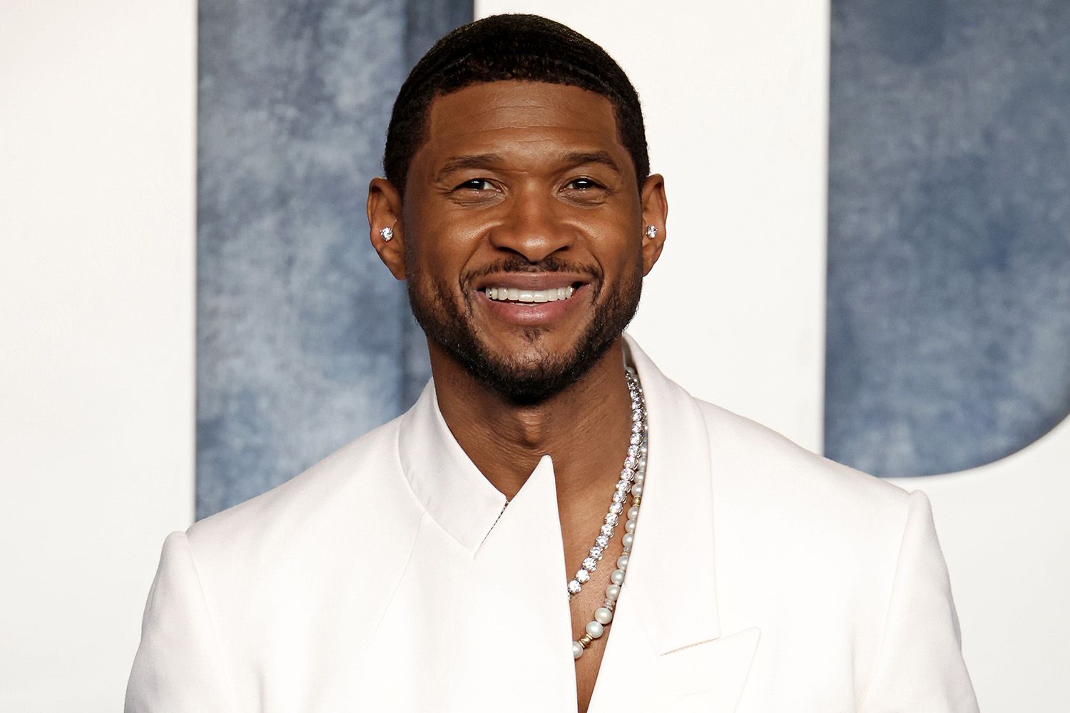Usher Fan Steal the Mic & Perform ‘There Goes My Baby’ at His ‘Past Present Future’ Tour Stop!